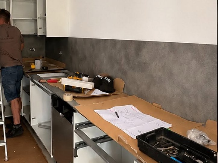 Squadra al lavoro sul montaggio della cucina a fine cantiere